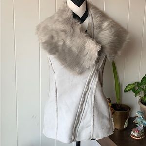 NWOT Amazing Asymmetric light vest with fur collar